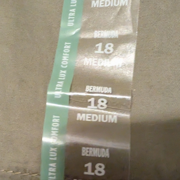 Lee Women's Bermuda Green Shorts - Picture 4 of 11